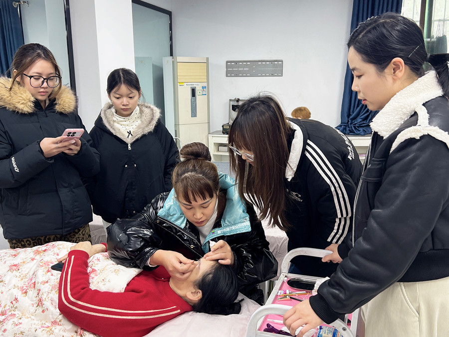 在南寧學(xué)紋繡，解鎖美業(yè)新技能